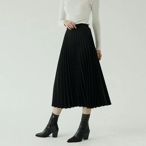 Ora One Size elastic waist shiny pleated skirt